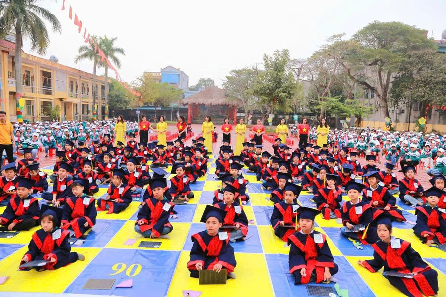 100 học sinh tiêu biểu khối 3, 4, 5, Trường Tiểu học Trần Lãm (phường Trần Lãm, tỉnh Hưng Yên) tham gia thi rung chuông vàng Tiếng Anh với chủ đề “Tự hào Quân đội Nhân dân Việt Nam”.