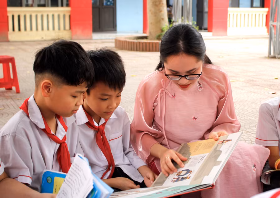 Giáo viên và học sinh Trường Tiểu học Yên Mỹ I. Ảnh: Đinh Chiến