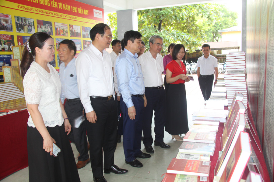 Các đại biểu tham quan khu trưng bày trưng bày sách tại lễ khai mạc Tuần lễ hưởng ứng học tập suốt đời cấp tỉnh năm 2025. img-2448.jpg