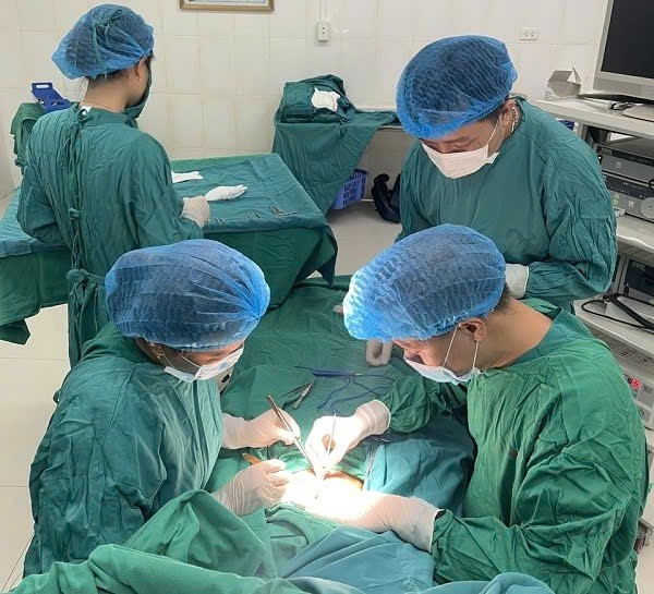 Kip mổ thực hiện ca mổ lấy dị vật từ bụng của bệnh nhi 