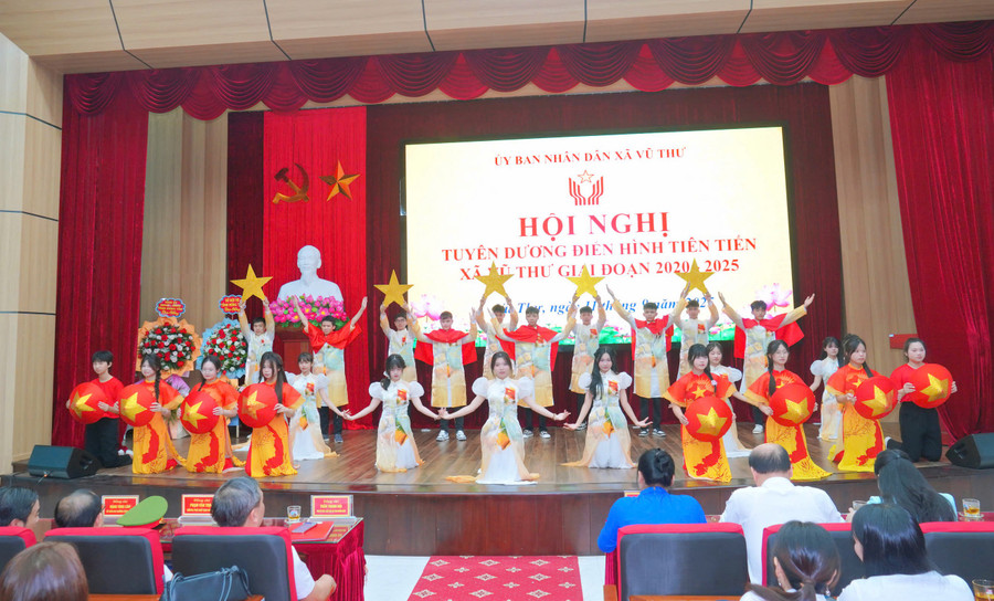 Chương trình văn nghệ chào mừng.