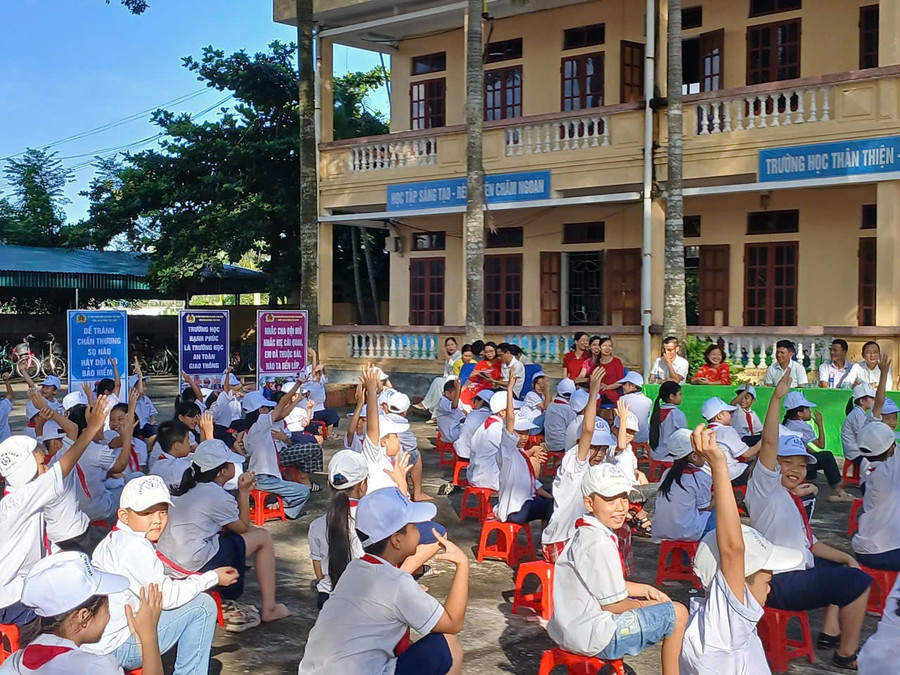 Học sinh Trường Tiểu học và THCS Thái Xuyên hăng hái trả lời câu hỏi của báo cáo viên. anh-3.jpg