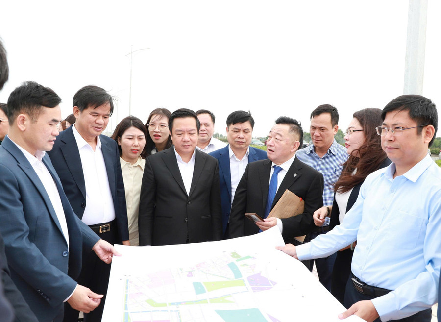 Lãnh đạo tỉnh Hưng Yên cùng đại biểu thực địa tại vị trí dự kiến xây dựng Bệnh viện.