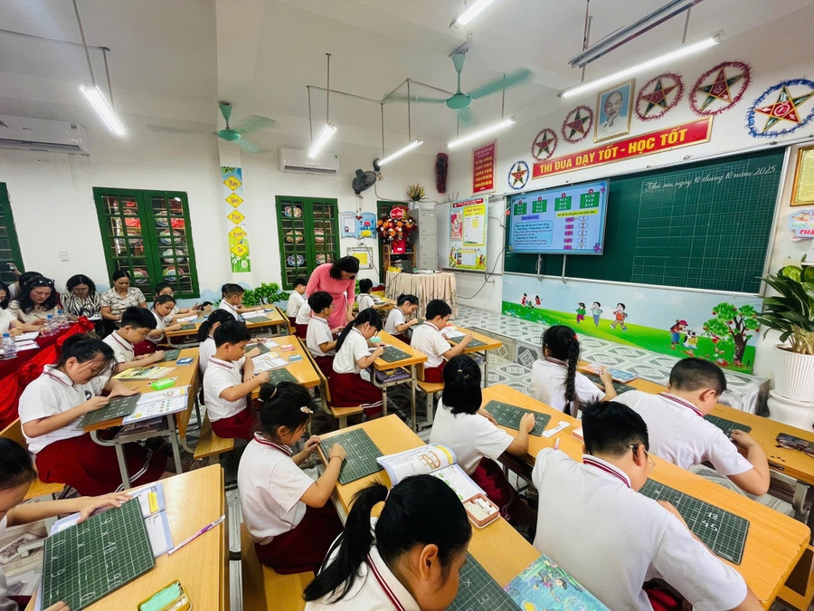 Tiết học môn toán của cô Phạm Thị Lựu. Ảnh NTCC anh3.jpg