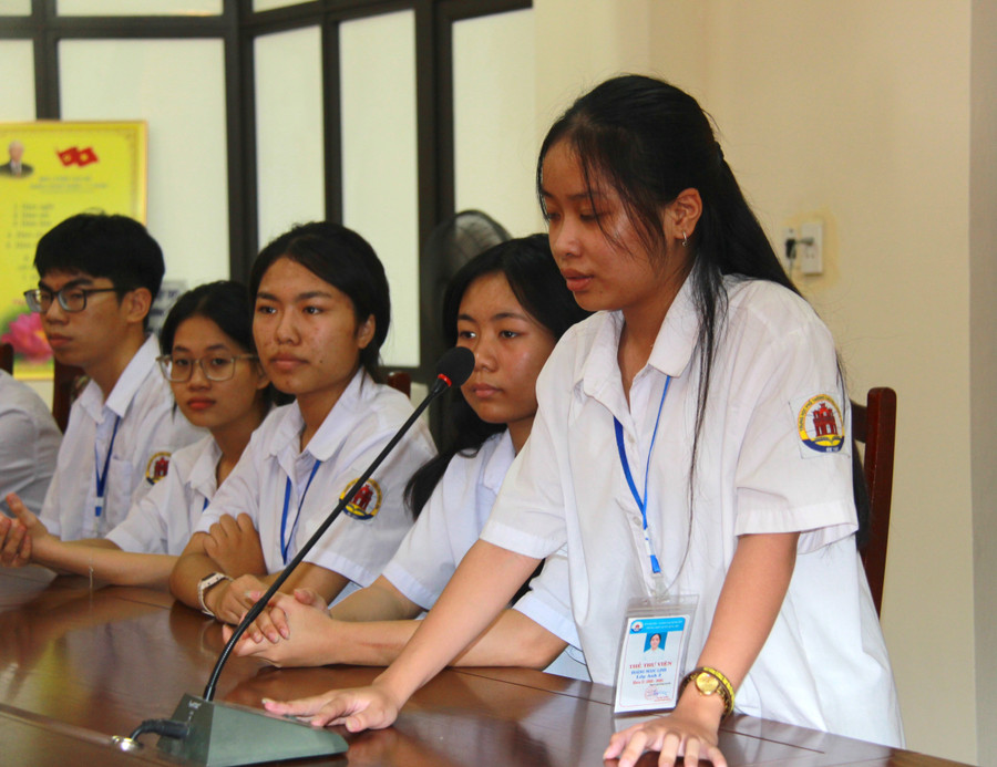 Học sinh tham tại điểm cầu Sở GD&ĐT đặt câu hỏi về kỹ năng cần thiết trong chuyển đổi số. img-7852.jpg