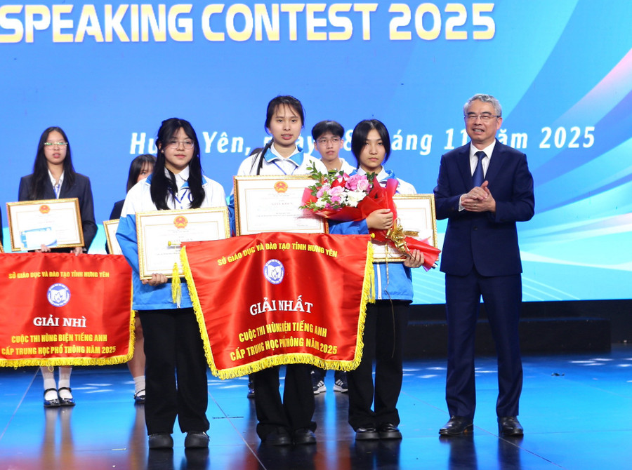 Giám đốc Sở GD&ĐT Hưng Yên Phạm Đồng Thụy trao giải Nhất cho đội Trường THPT chuyên Hưng Yên. img-7375.jpg