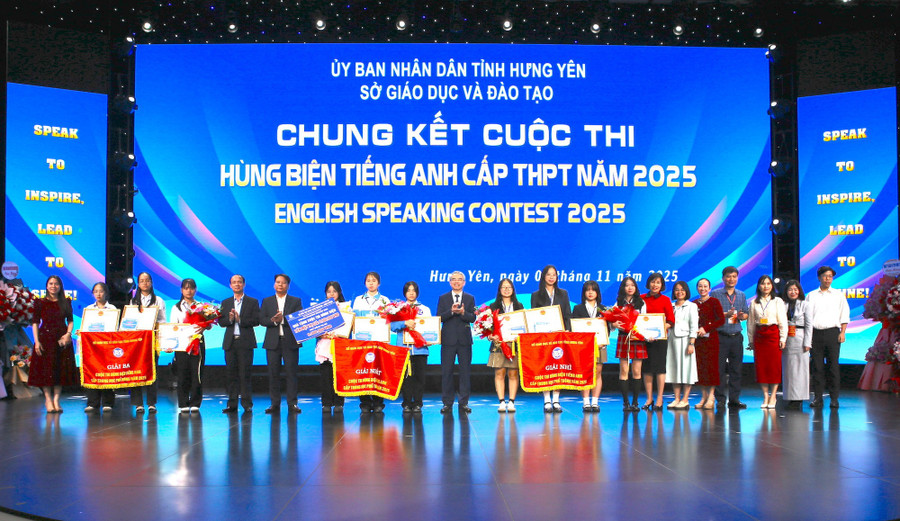 Ban tổ chức chúc mừng các đội đoạt giải.