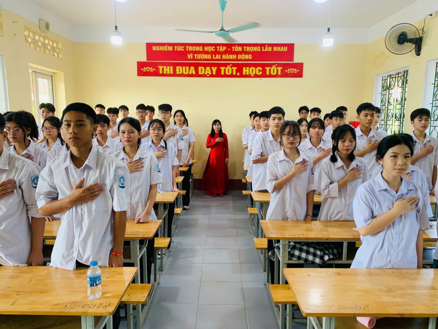 Cô và trò Trường THPT Đức Hợp trong Lễ khai giảng năm học 2025–2026 và kỷ niệm 80 năm thành lập Bộ Quốc gia Giáo dục. Ảnh NTCC