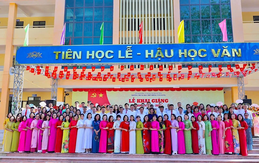 Tập thể sư phạm Trường THPT Văn Giang. tap-the-truong-van-giang.jpg