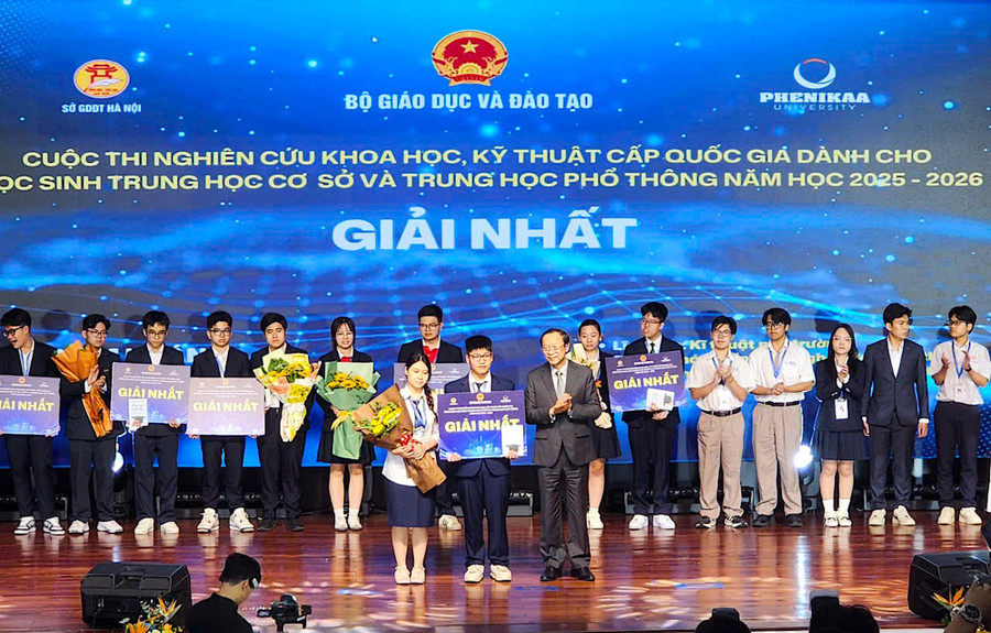 Thứ trưởng Thường trực Bộ GD&ĐT Phạm Ngọc Thưởng, Trưởng Ban chỉ đạo cuộc thi trao giải nhất. Ảnh: NTCC