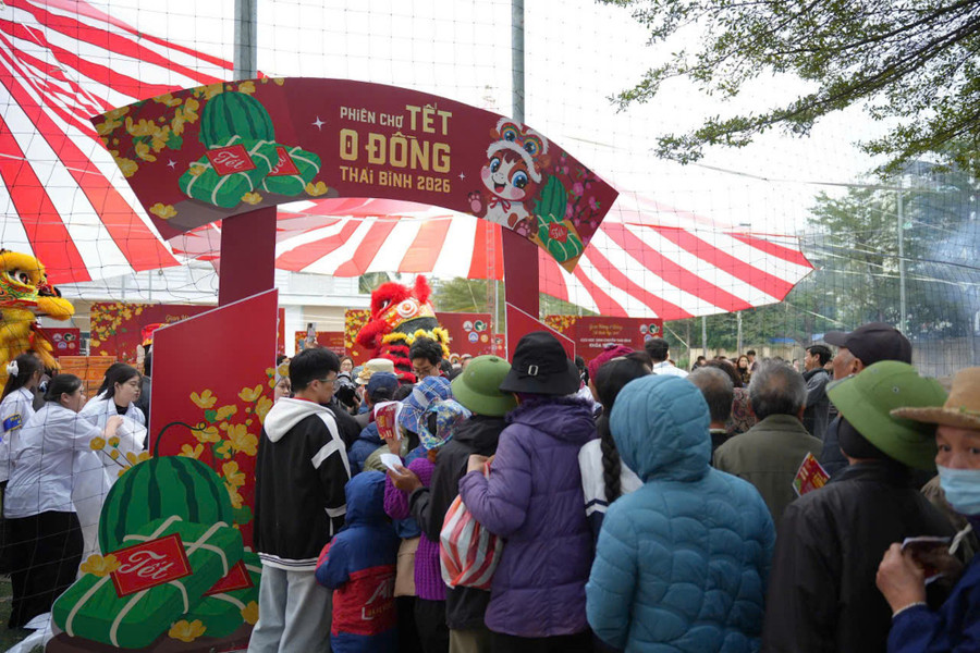 Phiên chợ đón tiếp hơn 1.600 khách hàng là những người có hoàn cảnh đặc biệt khó khăn.