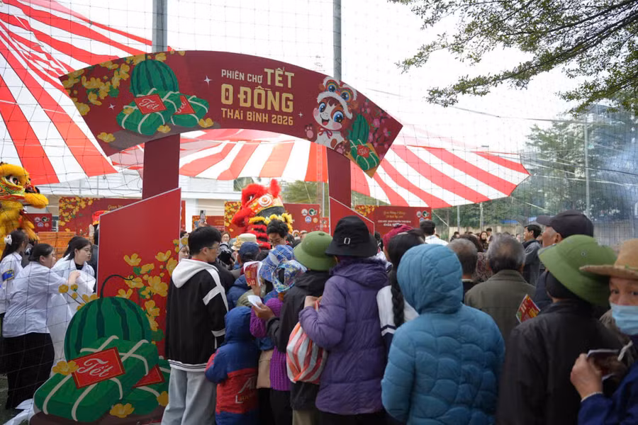 Phiên chợ đón tiếp hơn 1.600 khách hàng là những người có hoàn cảnh đặc biệt khó khăn.