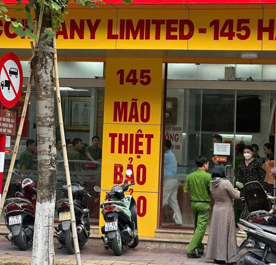 Lực lượng công an khám xét tại cửa hàng vàng của Công ty TNHH vàng bạc Mão Thiệt Bảo Thảo ở phường Thái Bình, tỉnh Hưng Yên. kham-cua-hang.jpg