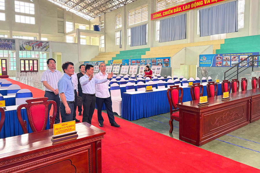 Lãnh đạo Sở GD&ĐT tỉnh Hưng Yên kiểm tra công tác chuẩn bị cho lễ khai mạc.