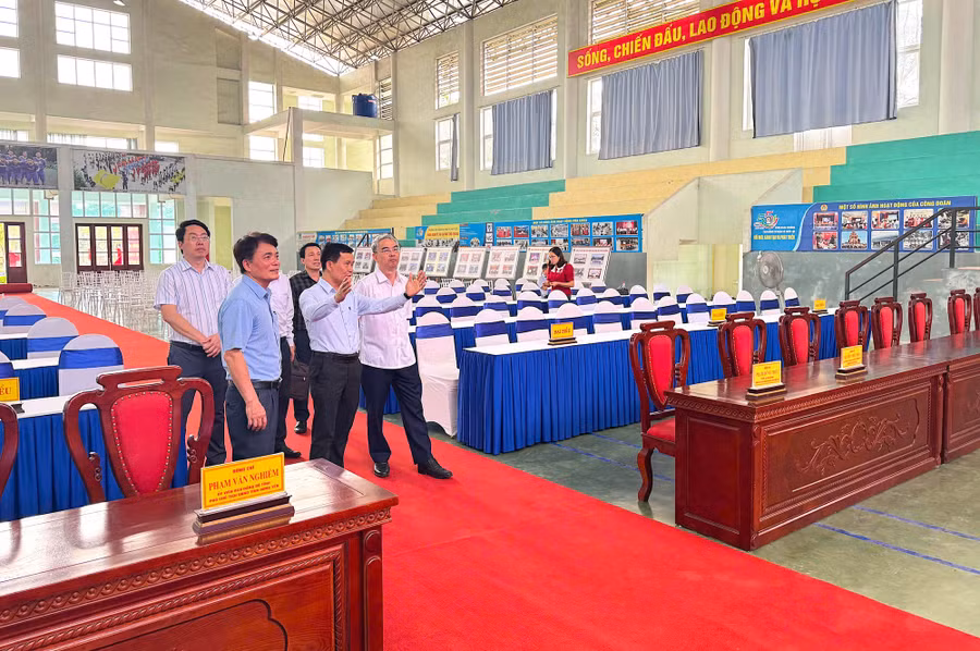 Lãnh đạo Sở GD&ĐT tỉnh Hưng Yên kiểm tra công tác chuẩn bị cho lễ khai mạc.