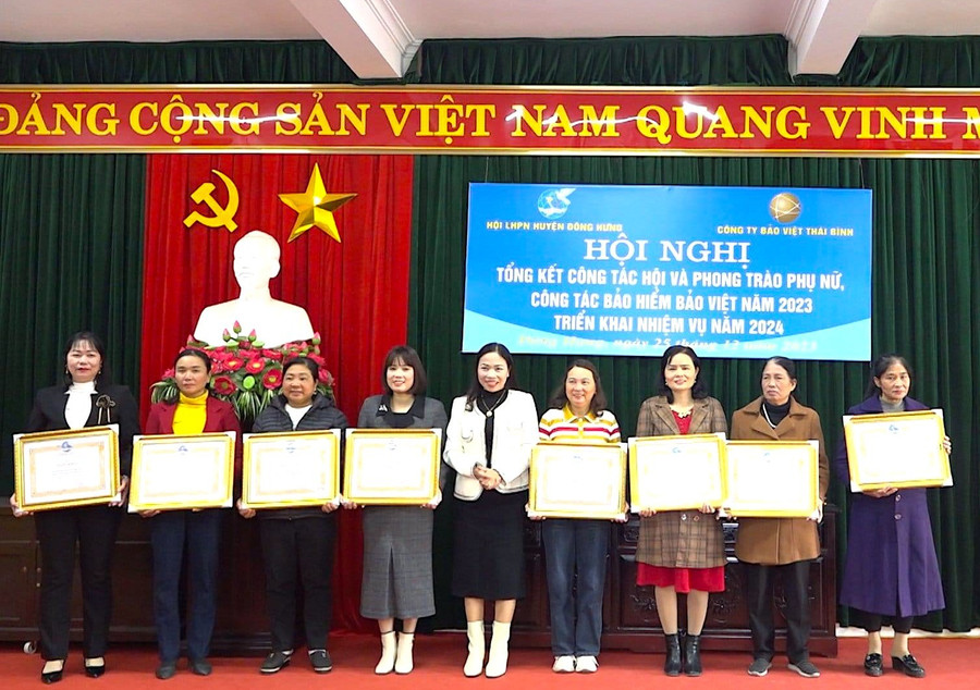 Bà Vũ Thị Bé (người ngoài cùng bên phải) vinh dự được Trung ương Hội Liên hiệp Phụ nữ Việt Nam trao tặng danh hiệu “Phụ nữ tiêu biểu” năm 2023. Ảnh NVCC anh-4.jpg