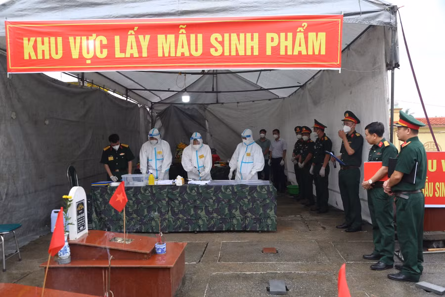 Lực lượng chức năng lấy mẫu sinh phẩm hài cốt liệt sĩ tại nghĩa trang liệt sĩ Hưng Nhân (xã Long Hưng, tỉnh Hưng Yên).