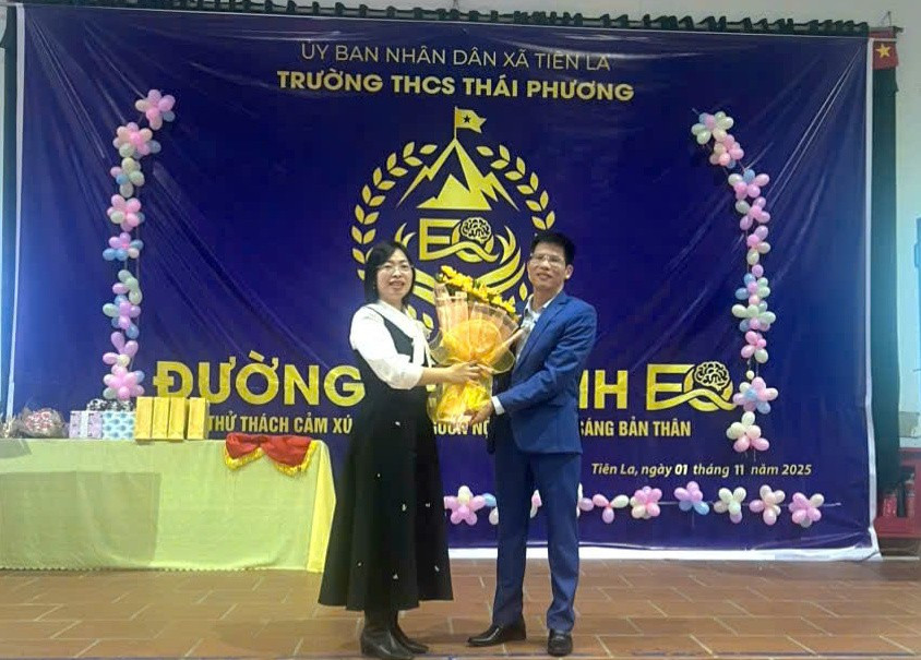 Ông Bùi Tuấn Sơn (Phó phòng Văn hóa xã hội, xã Tiên La) tặng hoa chúc mừng Trường THCS Thái Phương. anh-2.jpg