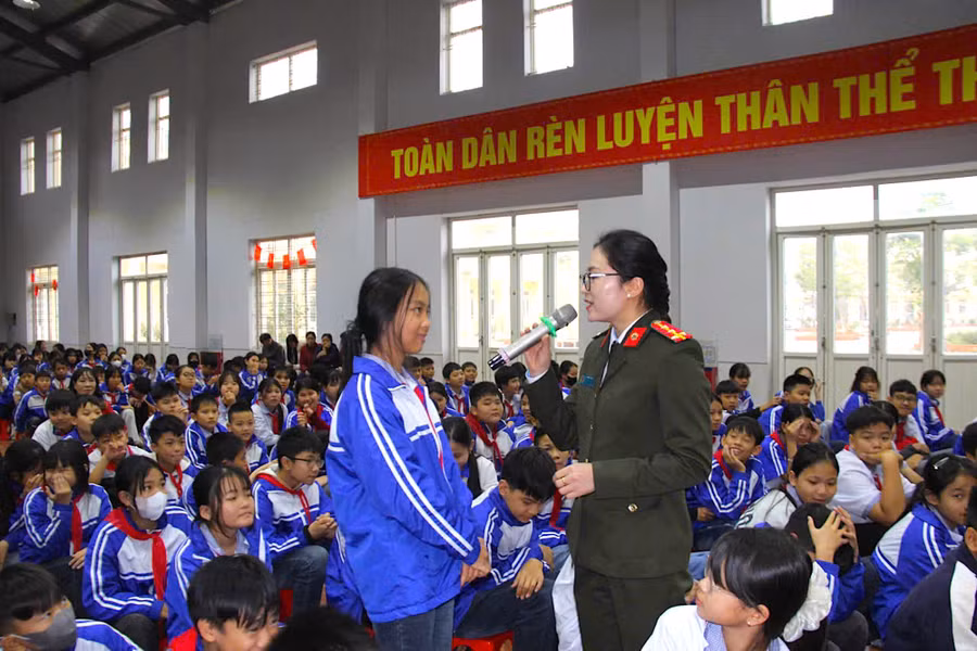 Học sinh Trường THCS Thái Phương giao lưu với diễn giả.