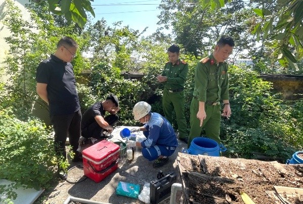 Lực lượng chức năng tiến hành kiểm tra. Ảnh Công an tỉnh Hưng Yên.