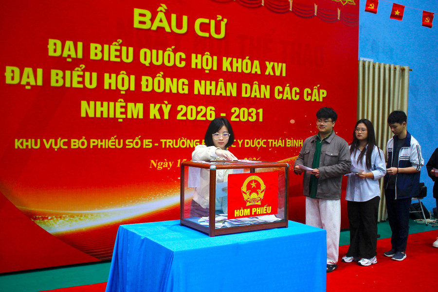 Sinh viên Trường Đại học Y Dược Thái Bình bỏ phiếu bầu.
