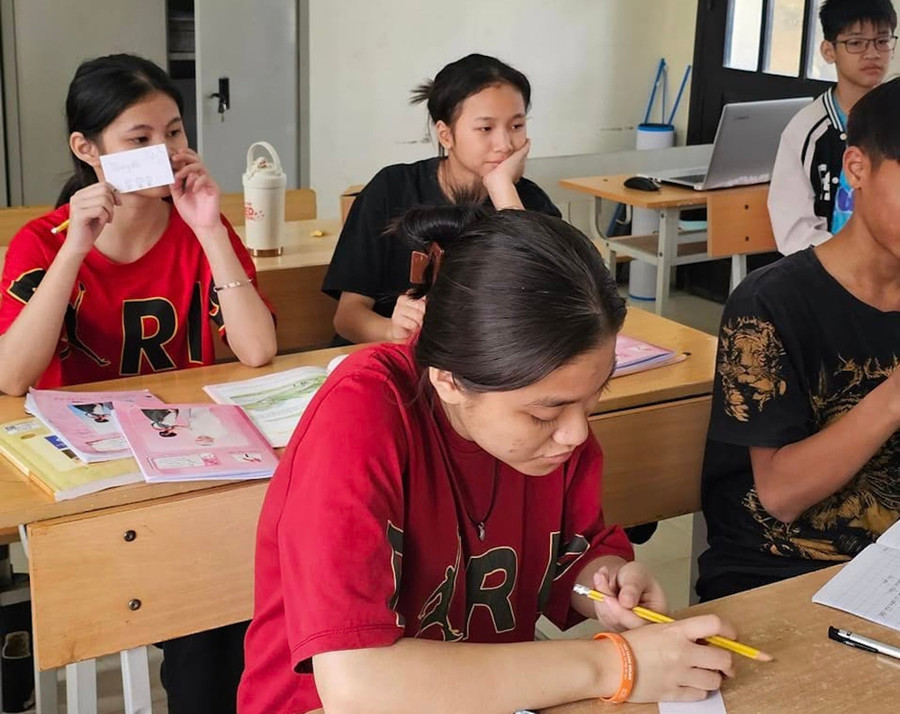 Trường Giáo dục chuyên biệt Hưng Yên được thành lập trên cơ sở hợp nhất Trường phục hồi chức năng và dạy nghề cho người khuyết tật Tiên Lữ và Khoái Châu.