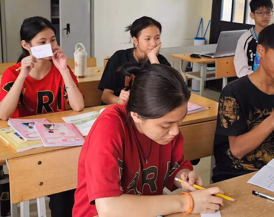 Trường Giáo dục chuyên biệt Hưng Yên được thành lập trên cơ sở hợp nhất Trường phục hồi chức năng và dạy nghề cho người khuyết tật Tiên Lữ và Khoái Châu.