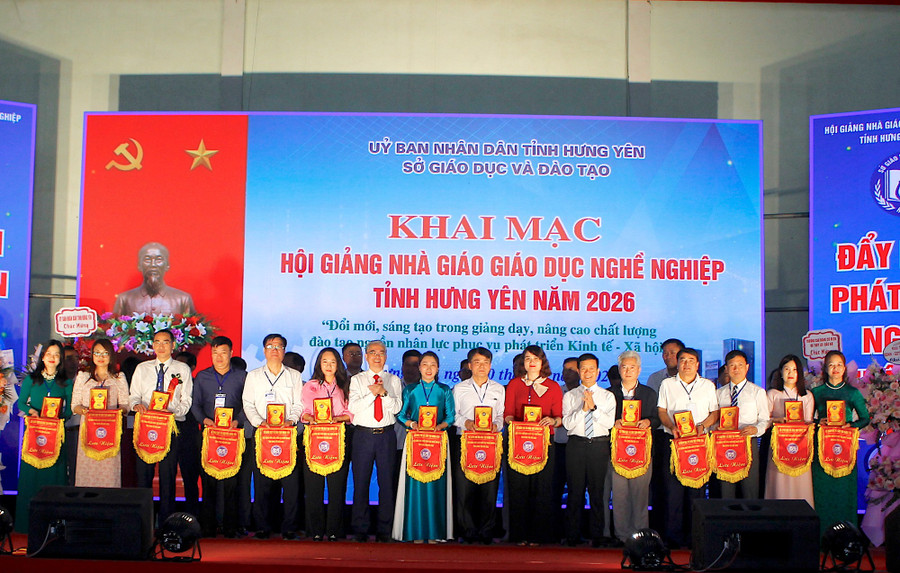 Lãnh đạo Sở GD&ĐT tỉnh Hưng Yên trao cờ lưu niệm và quà tặng cho các đoàn tham dự hội giảng.