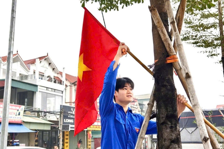 Đoàn viên treo cờ Tổ quốc trên các tuyến đường, khu vực công cộng, tạo không khí trang nghiêm, phấn khởi. 