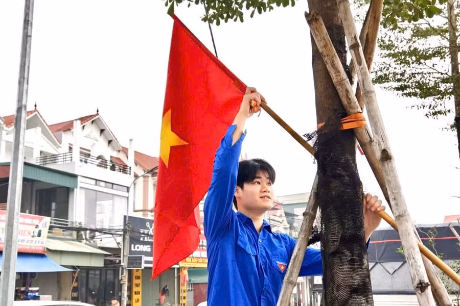 Đoàn viên treo cờ Tổ quốc trên các tuyến đường, khu vực công cộng, tạo không khí trang nghiêm, phấn khởi. 