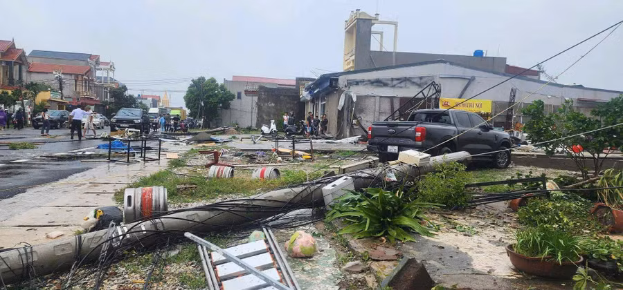 Cột điện đổ ngổn ngang sau cơn lốc.