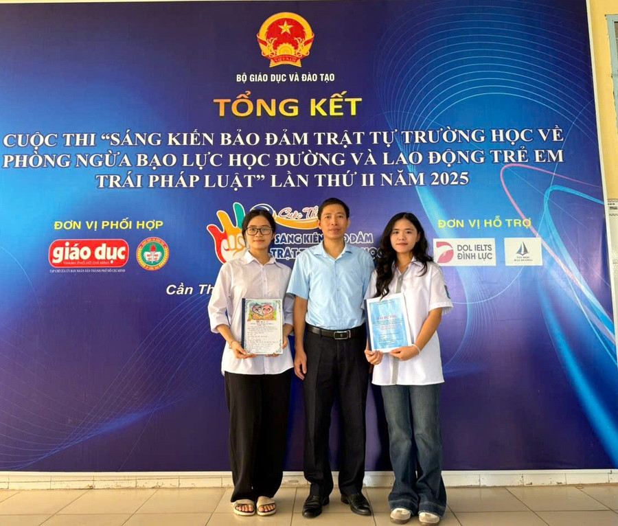 Em Hoàng Thùy Anh, lớp 10A1, Trường THPT Nghĩa Dân và Nguyễn Ngọc Châu Anh, lớp 11Q, Trường THPT Hưng Yên cùng đoạt giải Khuyến khích. 3-1872.jpg