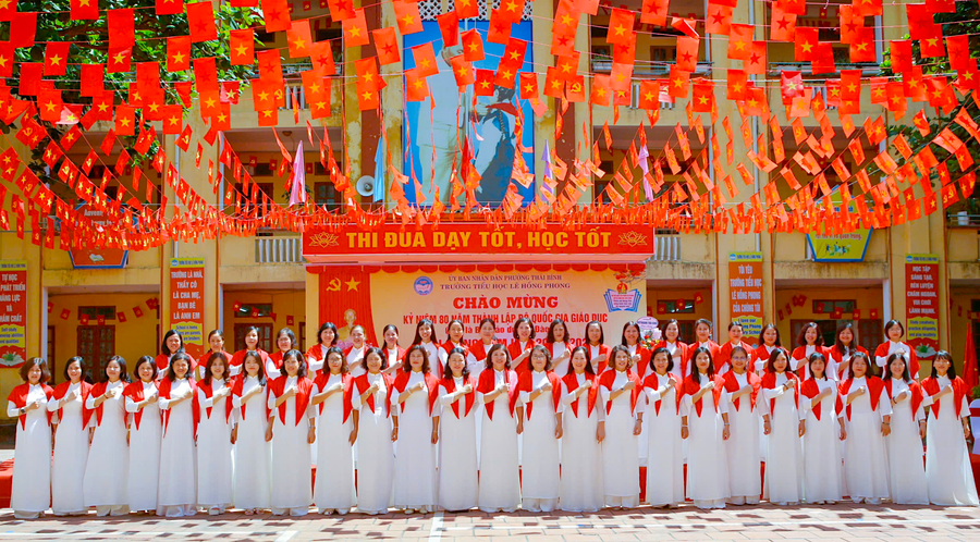 Hội đồng Sư phạm Trường TH Lê Hồng Phong tại Lễ khai giảng năm học 2025-2026. Ảnh NTCC anh-2.png
