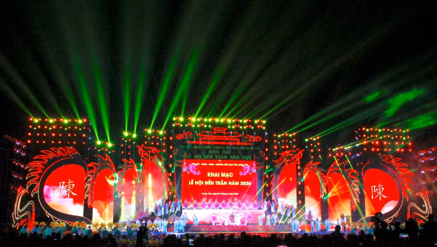 Lễ khai mạc với điểm nhấn là chương trình nghệ thuật có chủ đề “Rực sáng di sản triều Trần - Rạng rỡ chào kỷ nguyên mới”.