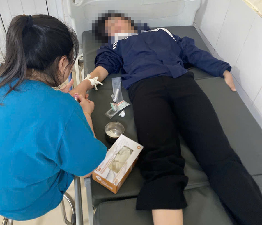 Em P.T.T.H hiện đang được điều trị tại Bệnh viện Đa khoa tỉnh Hưng Yên. Ảnh: NVCC