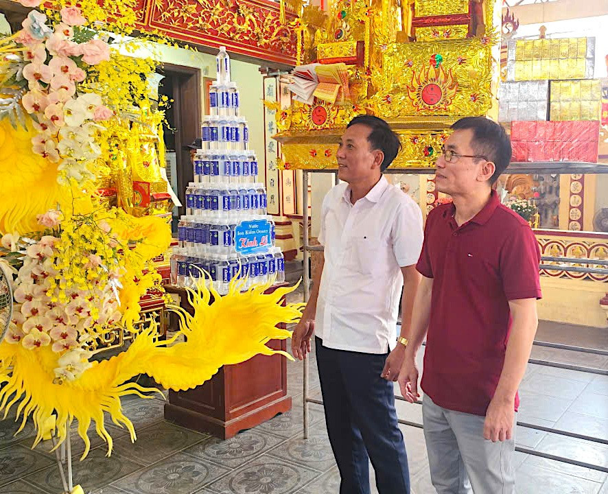 Ông Đinh Hữu Hải, Phó Chủ tịch UBND xã Đồng Bằng, Trưởng ban quản lý di tích trao đổi với phóng viên. anh-1.jpg