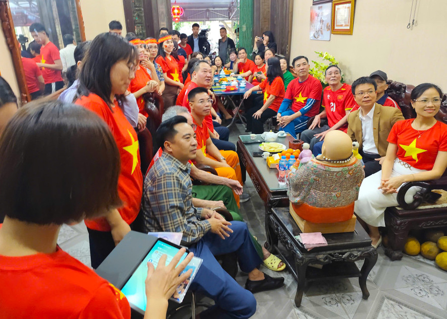 Rất đông người thân, bạn bè, bà con đến thăm gia đình hậu vệ Minh Phúc và cỗ vũ đội tuyển U23 Việt Nam trước trận bán kết U23 châu Á 2026.