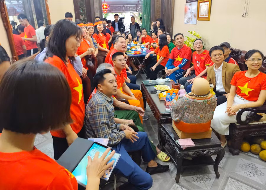 Rất đông người thân, bạn bè, bà con đến thăm gia đình hậu vệ Minh Phúc và cỗ vũ đội tuyển U23 Việt Nam trước trận bán kết U23 châu Á 2026.