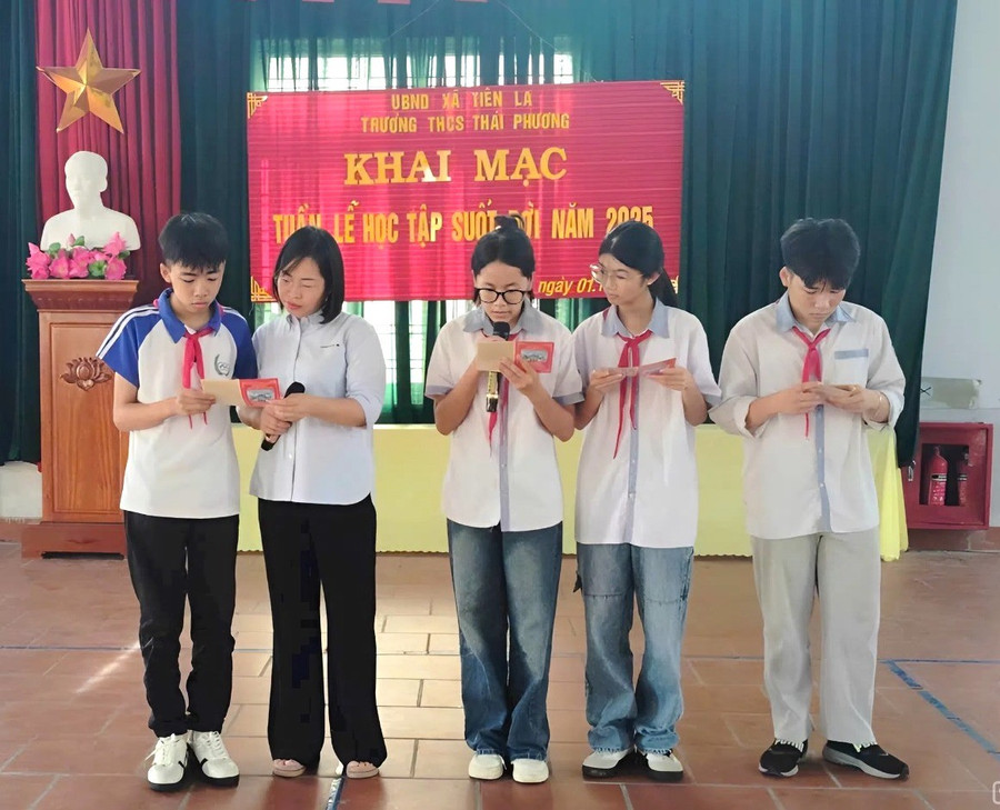 Hiệu trưởng Trường THCS Thái Phương Lê Thị Thúy Hường cùng học sinh tìm hiểu về di tích lịch sử đền Tiên La. truong-thcs-thai-phuong.jpg