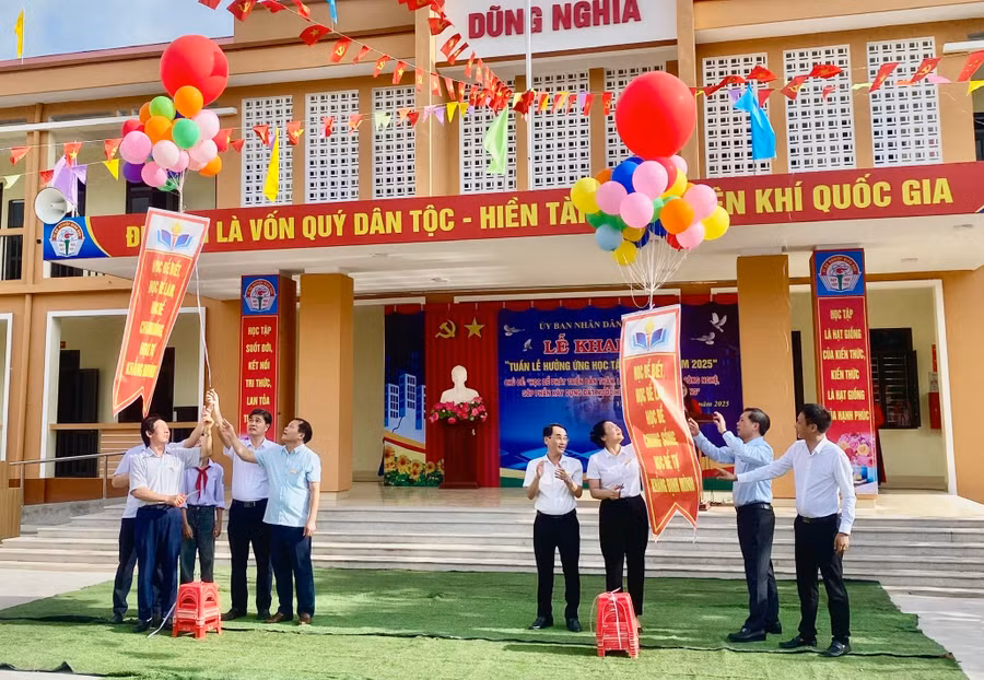 Các đại biểu, thầy cô giáo và học sinh Trường TH&THCS Dũng Nghĩa (xã Vũ Thư) thả bóng bay mang thông điệp “Học tập suốt đời”.