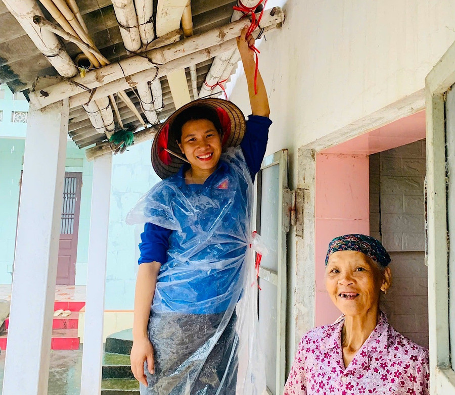 Tuổi trẻ Hưng Yên tích cực hỗ trợ người dân chằng chống nhà cửa.