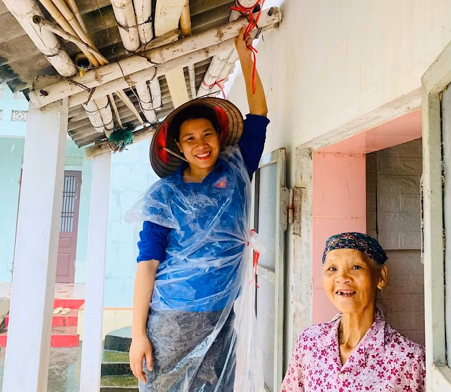 Tuổi trẻ Hưng Yên tích cực hỗ trợ người dân chằng chống nhà cửa.