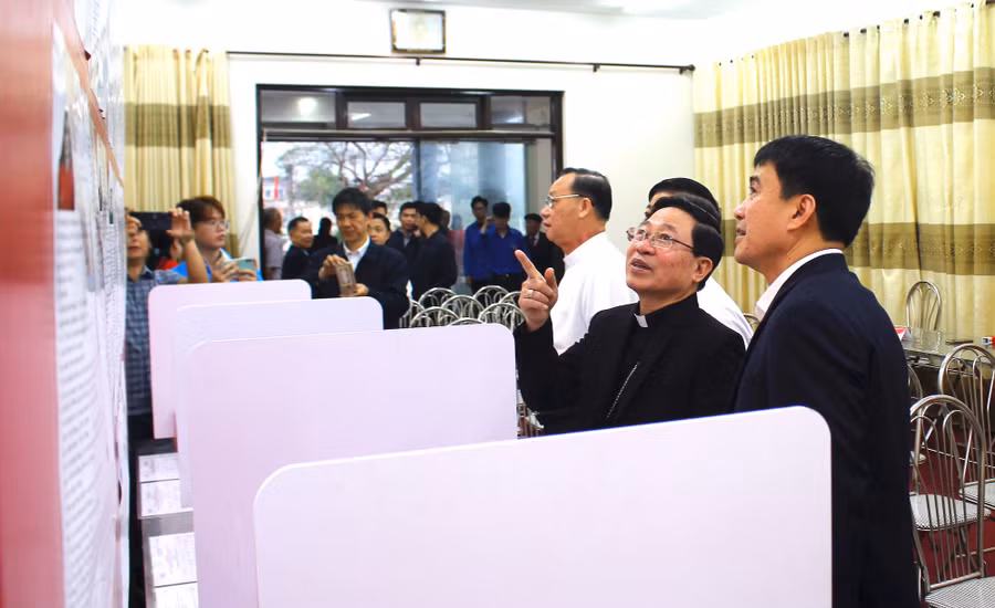 Cử tri tại Tòa Giám mục Thái Bình phấn khởi tham gia bầu cử.