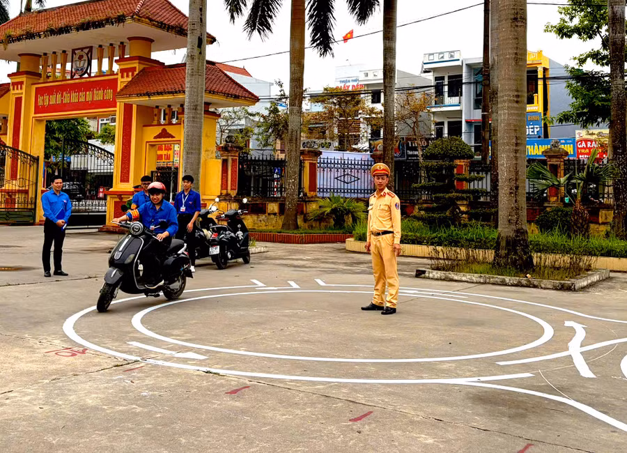 Phòng CSGT (Công an tỉnh Hưng Yên) hướng dẫn hướng dẫn kỹ năng lái xe an toàn cho học sinh.