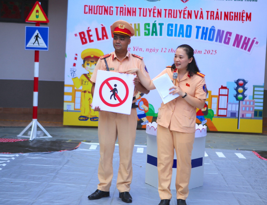 Cán bộ Phòng CSGT hướng dẫn nhận diện biển báo giao thông. 3.jpg