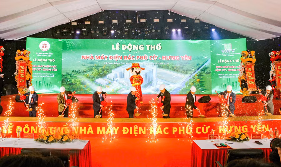  Các đại biểu thực hiện nghi thức động thổ.