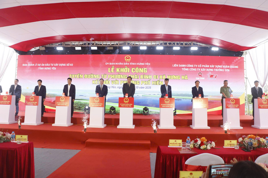 Các đại biểu nhấn nút khởi công dự án tuyến đường kết nối phường Thái Bình với Phố Hiến.