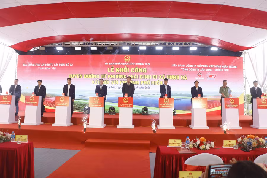 Các đại biểu nhấn nút khởi công dự án tuyến đường kết nối phường Thái Bình với Phố Hiến.