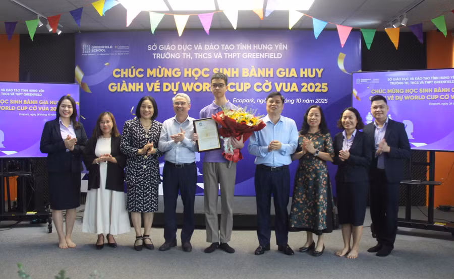 Lãnh đạo tỉnh Hưng Yên, Sở GD&ĐT và Trường Tiểu học, THCS-THPT Greenfield tặng hoa chúc mừng kỳ thủ Bành Gia Huy.