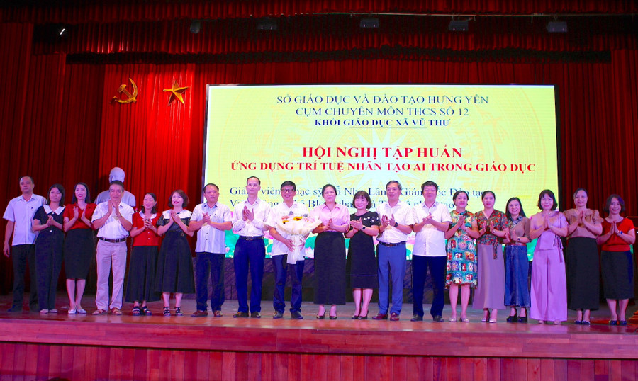 Bà Phạm Thị Như Phong -Bí thư xã Vũ Thư tặng hoa chúc mừng giảng viên và các học viên. 3.jpg